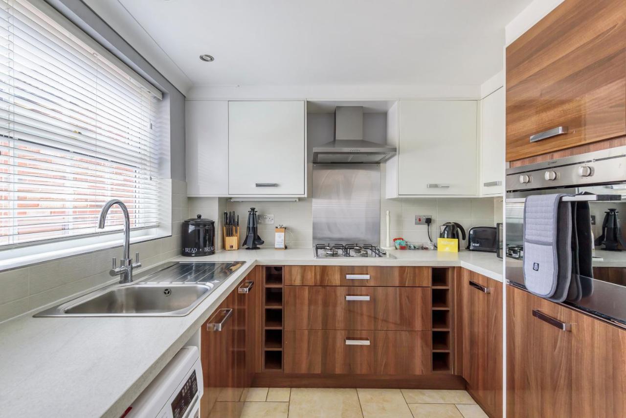 St Court - 2 Bed House 10 Mins To Station *